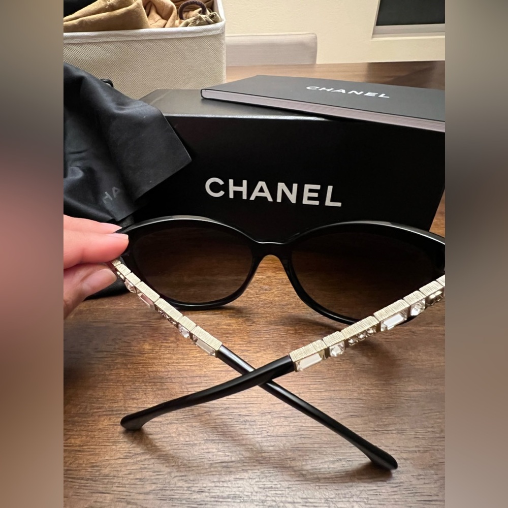 Chanel polarized sunglasses with Swarovski crystals - Picture 5 of 11